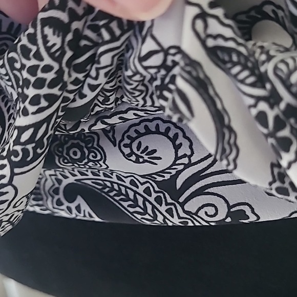 Rampage Black and‎ Whitle Floral Paisley Sleeveless Top Size Medium - Picture 5 of 6